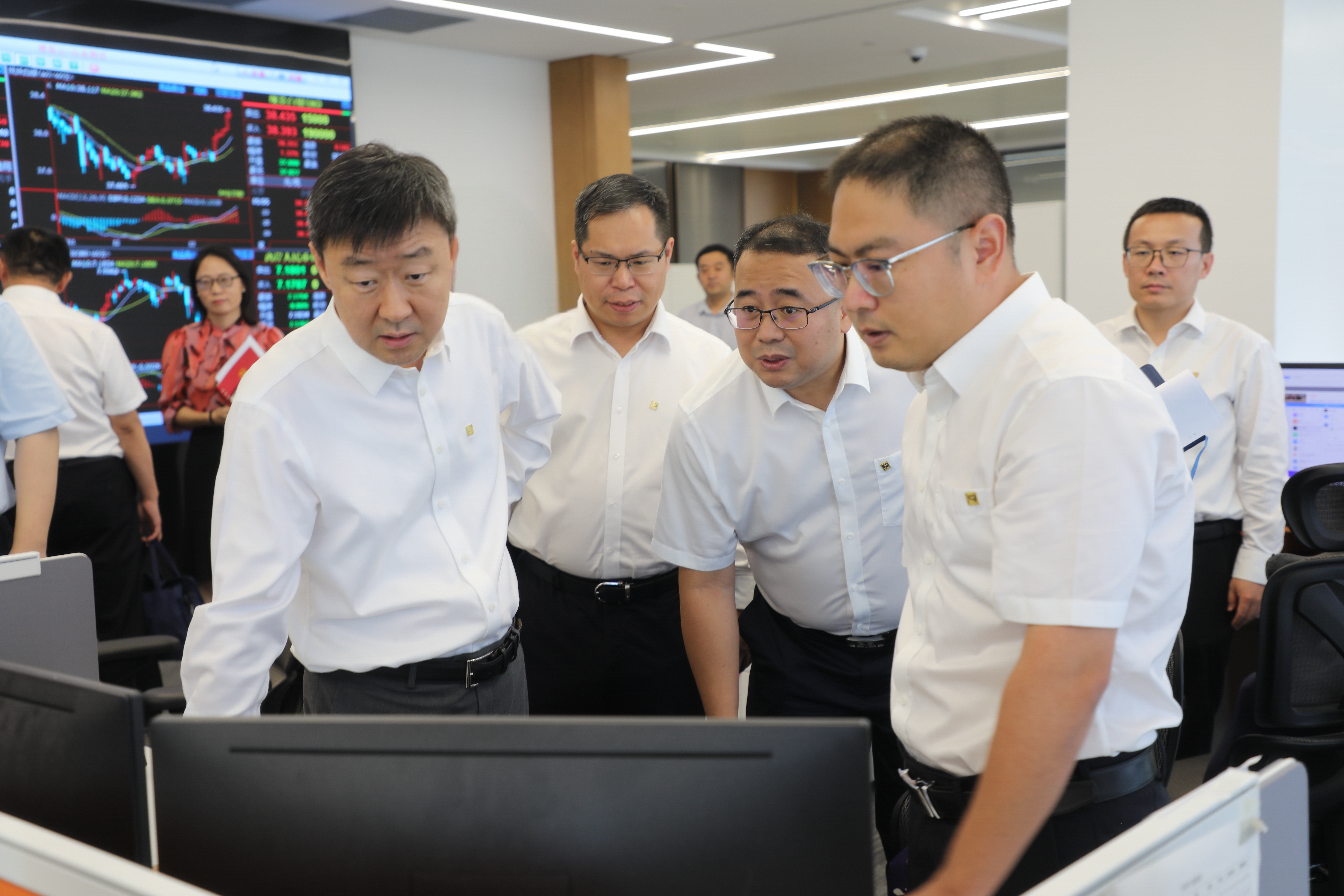 張曉海到駐滬企業(yè)調(diào)研