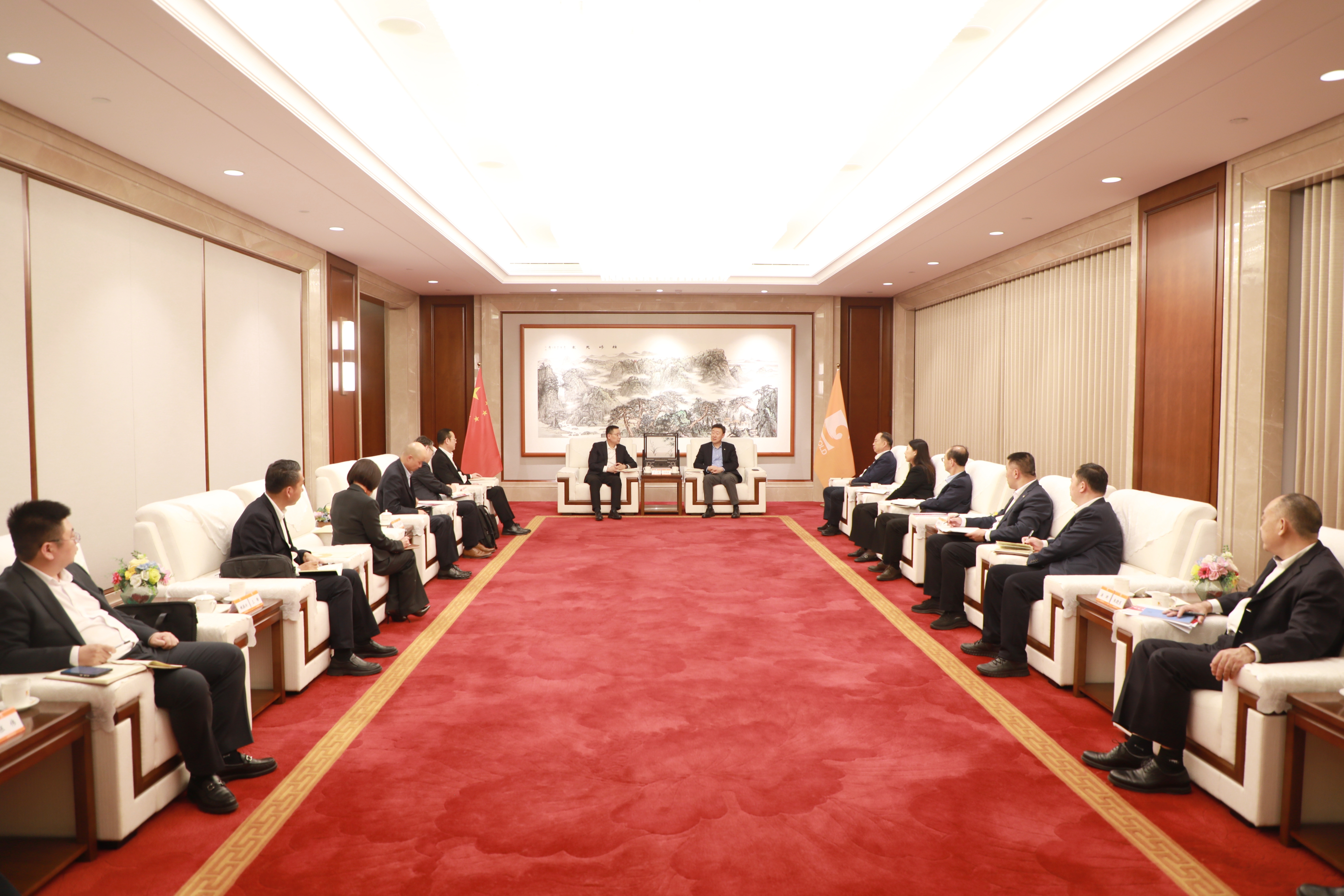 張曉海會(huì)見(jiàn)中國(guó)人保壽險(xiǎn)公司黨委委員、副總裁巴音一行